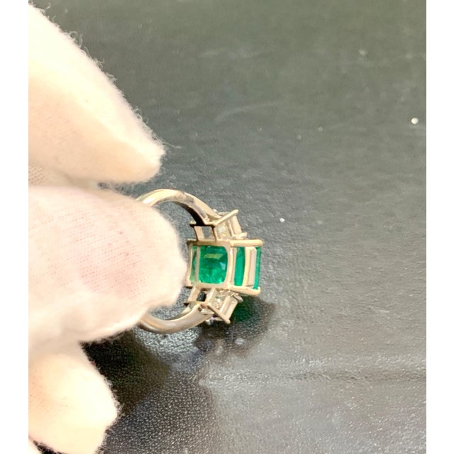 Op Art 4.5 Carat Emerald Cut Colombian Emerald and 1.4 Carat Diamond 18 Karat Gold Ring For Sale - Image 3 of 18