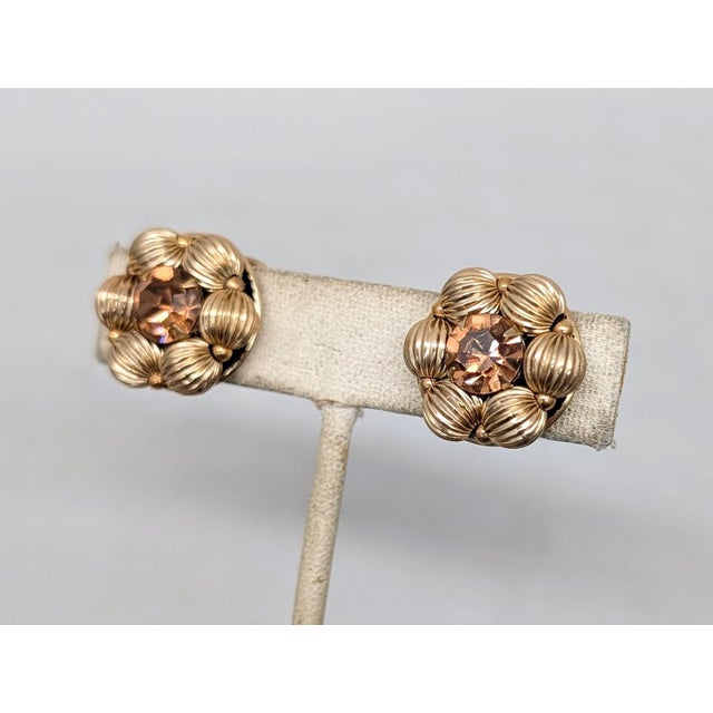 1950s goldtone round prong set faux-topaz center with goldtone ribbed beads with small round smooth spacer beads butterfly...