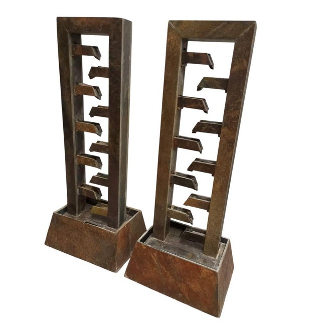 These modern natural slate fountains combine elegance and harmony, bringing a refined touch of zen to your outdoor or...