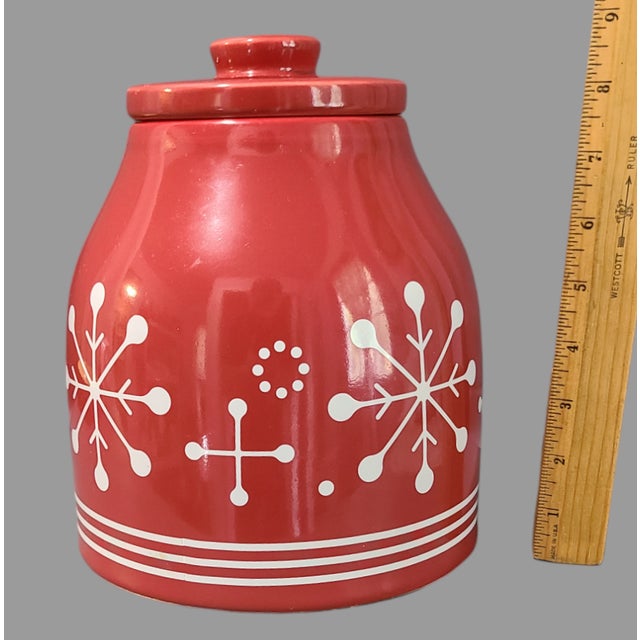 This vintage Pottery Barn cookie jar is a classic addition to any kitchen. With a vibrant red color and snowflake design,...