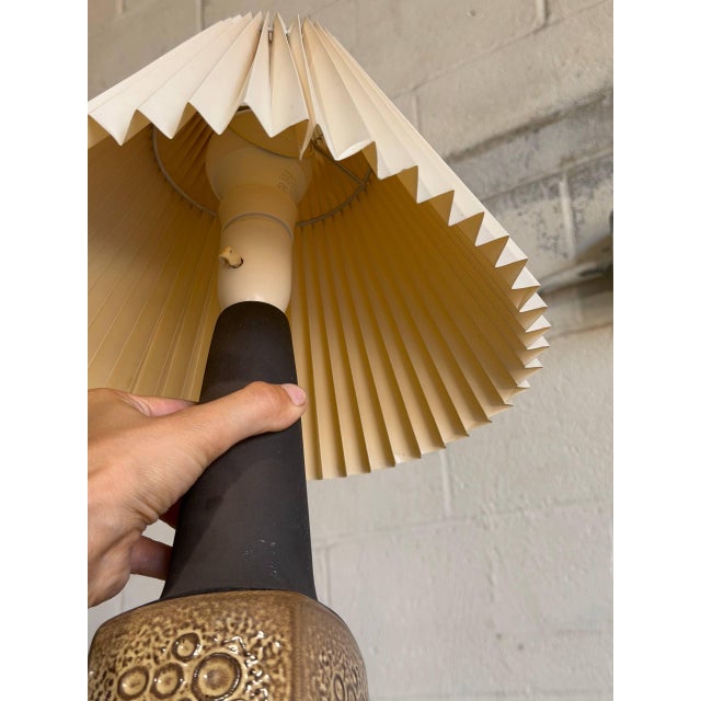 Mid-Century Modern Mid 20th Century Mid-Century Modern Brown Ceramic Table Lamp For Sale - Image 3 of 11