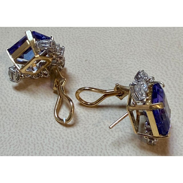 2020s 13 Carat Emerald Cut Tanzanite & 5 Carat Diamond 18 Karat Two Tone Gold Earring For Sale - Image 5 of 8