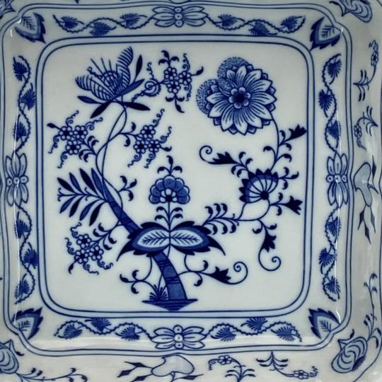 Ceramic Zwiebelmuster "Blue Onion" 9-Inch Square Blue and White Vegetable Bowl Vintage For Sale - Image 7 of 17