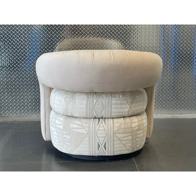 1980s Targa Swivel Chairs by Bassett Furniture, a Pair, Postmodern, in the Style of Vladimir Kagan, Late 20th Century For Sale - Image 5 of 12