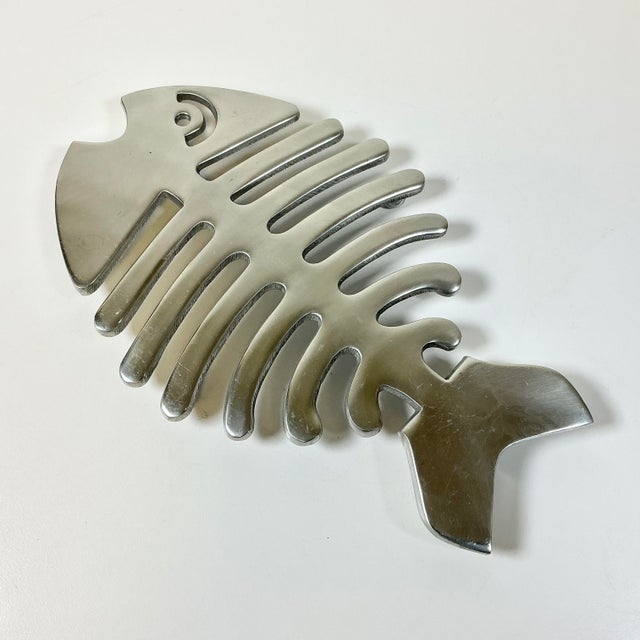 1980s Vintage Coastal Boho Chic Trompe L’Oeil Style Aluminum Fish Trivet For Sale - Image 12 of 13