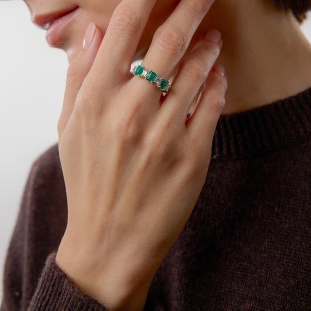 Vintage Emerald Diamond 18k Gold Band Ring, Size 6.5 For Sale In Los Angeles - Image 6 of 6