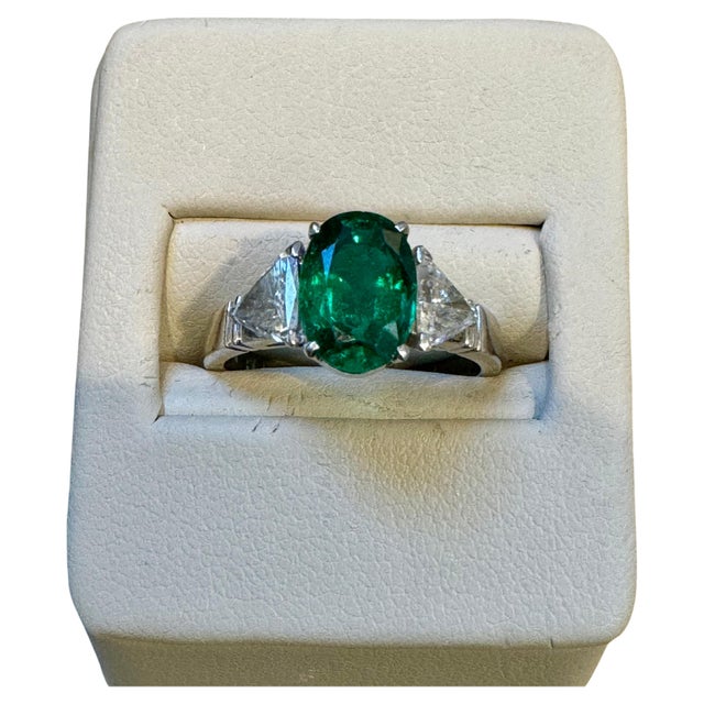 2020s Gia Certified 2Ct Fine Zambian Emerald & 1.5 Ct Total Trillion Diamond Ring Plat For Sale - Image 5 of 8