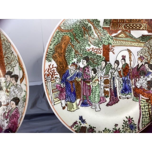 Pair of 1960s Chinese Porcelain Imperial Birthday Celebration Scene Plates For Sale - Image 9 of 12