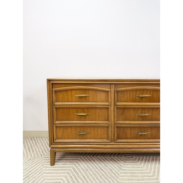 Upgrade your space with this mid-century modern Thomasville 9-drawer dresser, a beautifully crafted piece made in the USA....