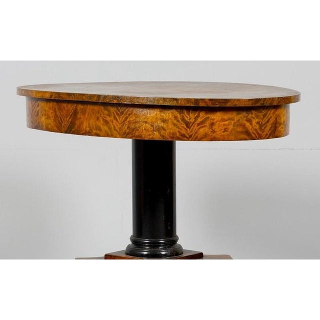 Antique Swedish Biedermeier round table in stunning tiger stripe and quilted golden birch veneers and four elegant curved...