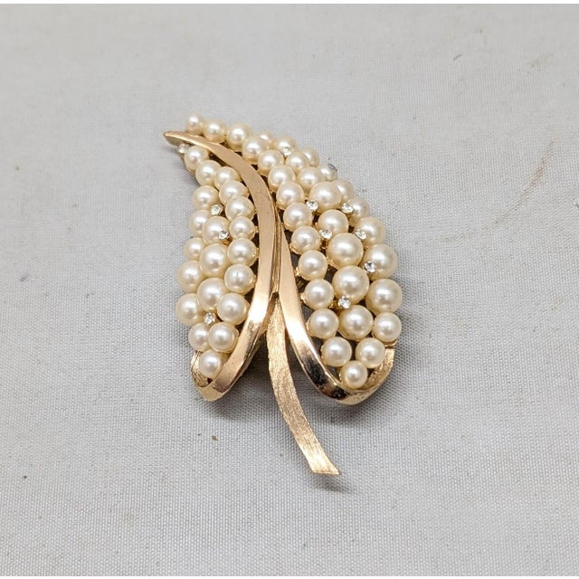 Mid-Century Modern Vintage Signed Crown Trifari Goldtone Faux-Pearl & Clear Rhinestone Brooch For Sale - Image 3 of 6