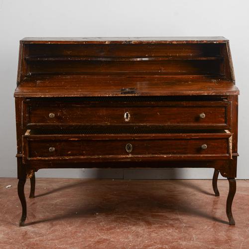 This majestic antique desk, dating back to the mid-18th century, is a masterpiece of classical cabinetmaking, ideal for...
