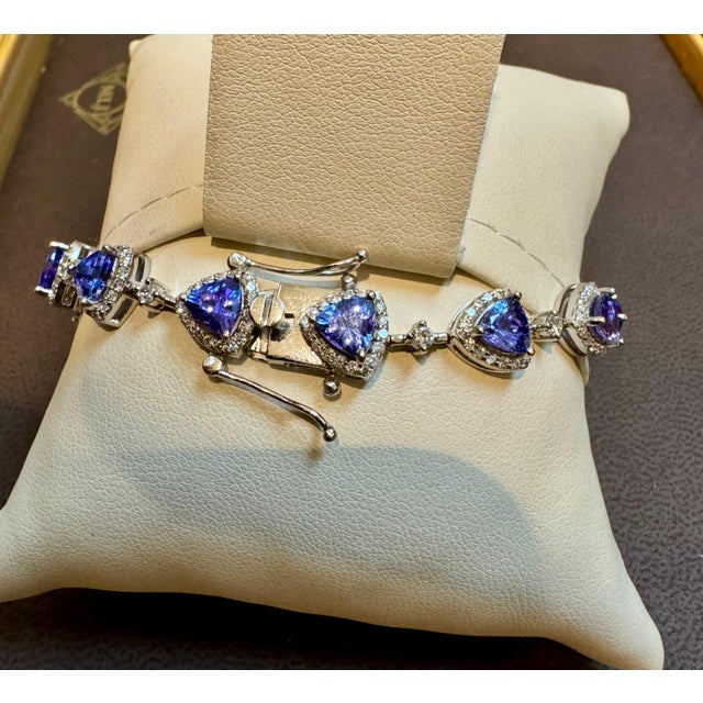 13 Carat Natural Tanzanite & 2.5 Ct Diamond Tennis Bracelet 14 Karat White Gold For Sale In New York - Image 6 of 18