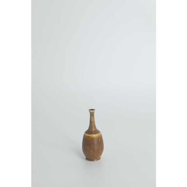 Small Mid-Century Scandinavian Modern Collectible Honey Brown Stoneware Vases by Gunnar Borg for Höganäs Ceramics, 1960s, Set of 4 For Sale - Image 9 of 14