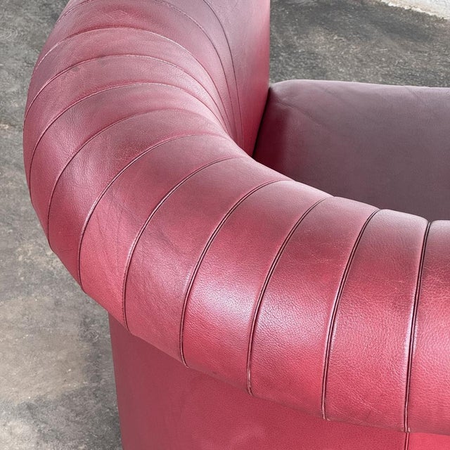 This leather sofa is a quality piece from the renowned swiss manufacturer de sede, dating from the 1990s. De sede is...