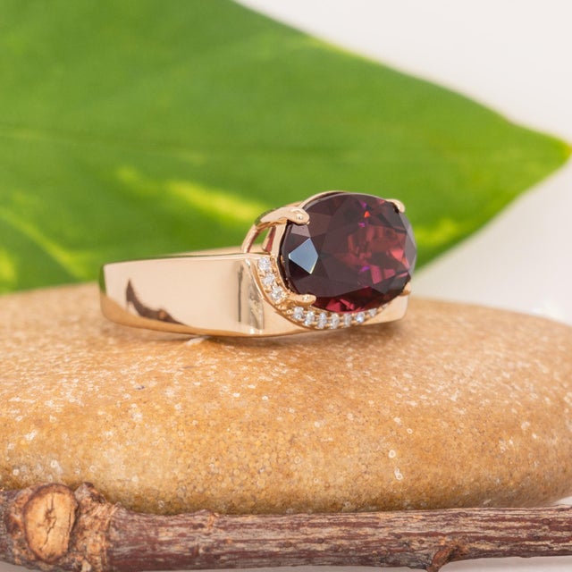 2020s 3.7ct Burgundy Tourmaline Ring With Natural Diamonds Accents: Solid 14k Gold, Size 6.75 For Sale - Image 5 of 8