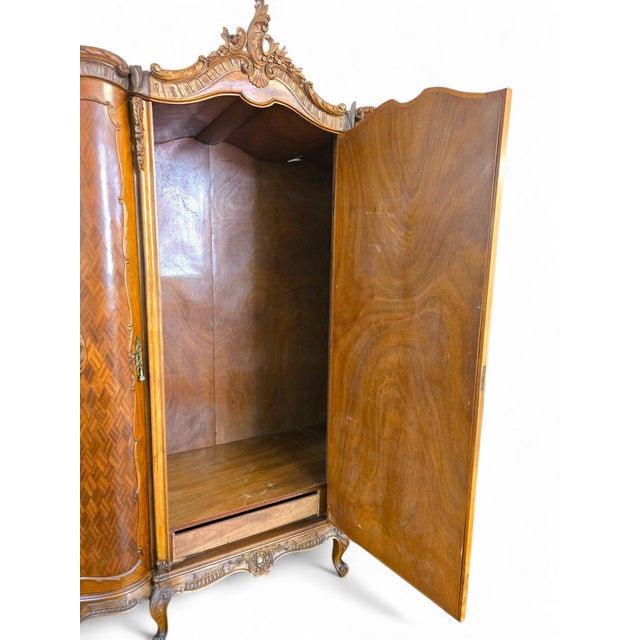 Early 1900s Triple Width Walnut Louis XV French Style Armoire. For Sale In New York - Image 6 of 18