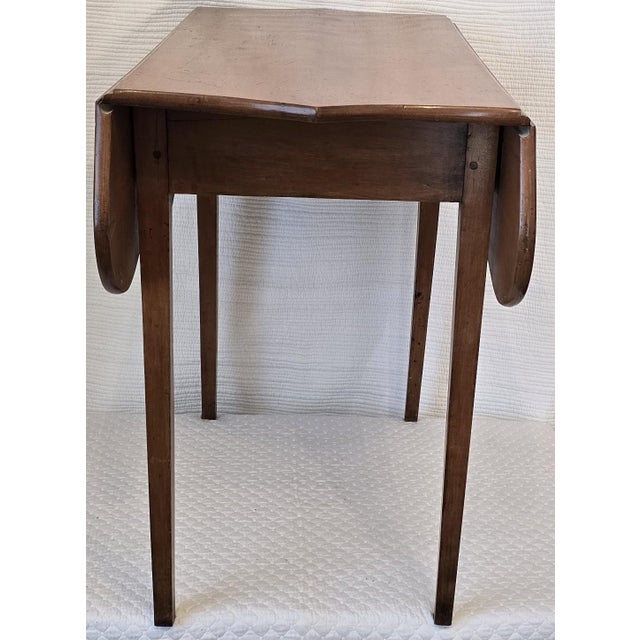 American Early 19th Century American Hepplewhite-Style Drop-Leaf Table For Sale - Image 3 of 7