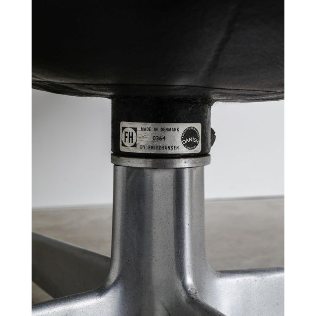 Early Mid-Century Danish Black Leather 3317 / Egg Armchair by Arne Jacobsen for Fritz Hansen, 1964 For Sale - Image 9 of 10