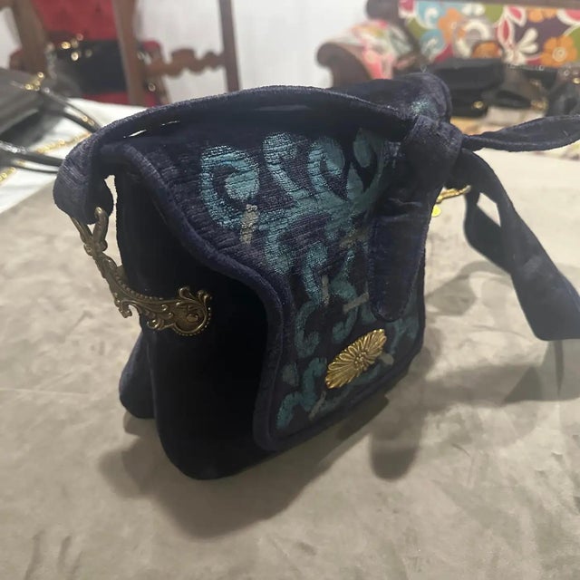 1970s Gorgeous Blue and Turquoise Velvet and Brass Shoulder Bag by Beghé Reation For Sale - Image 4 of 14