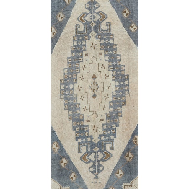 1940s Vintage Circa 1940 Subdued Turkish Oushak Hand Woven Wool Rug 4ft 9in X 8ft 4in For Sale - Image 5 of 8