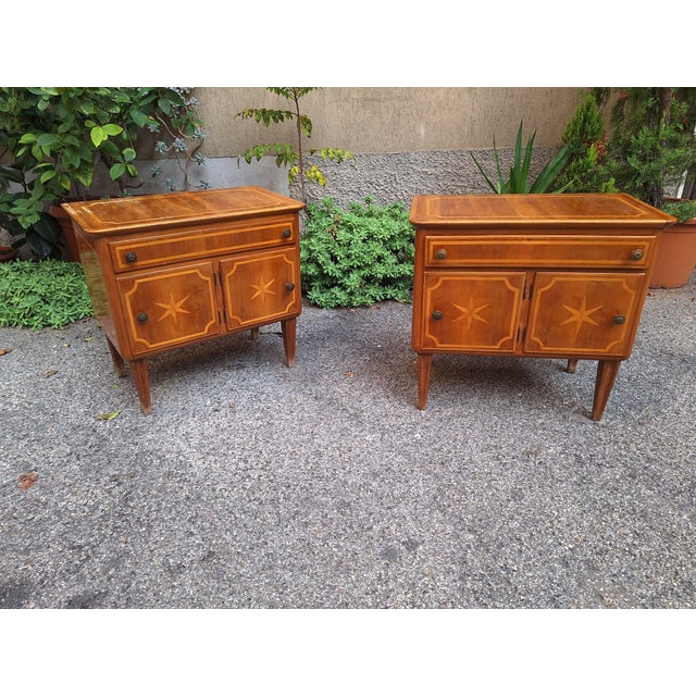 Mid-Century Modern Light Wood Bedside Tables with Compass Rose Inlays by Mario Cereghini, Set of 2 For Sale - Image 3 of 8