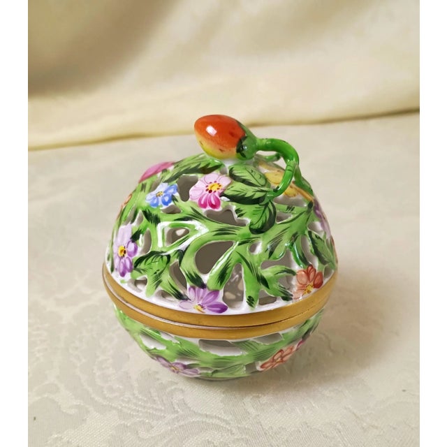 Green 1980s Herend Hungary Bonbonniere 6214 C Reticulated Handpainted Porcelain Box Green Lattice Strawberry Finial Grandmillennial Small Vanity Decor For Sale - Image 8 of 12