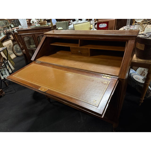Louis XVI Sloping Desk in Walnut For Sale - Image 4 of 7