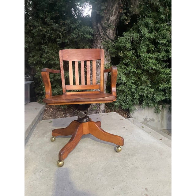 Industrial Antique 1920s Solid Tiger Oak Swivel Bankers Desk Chair - Excellent Condition For Sale - Image 3 of 10