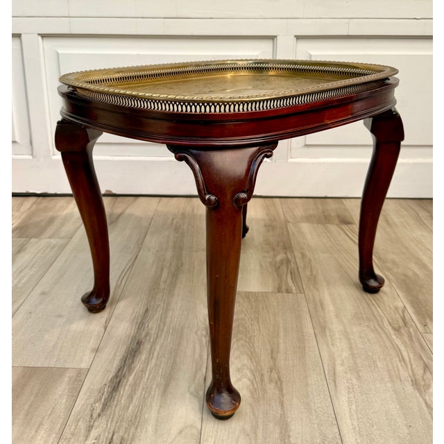 Mid-Century Queen Anne Style Mahogany Side Table With Engraved Brass Tray For Sale - Image 14 of 18