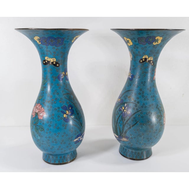 19th Century Pair of Japanese Edo Style Cloisonne Enamel Vases With Flowers For Sale - Image 4 of 12