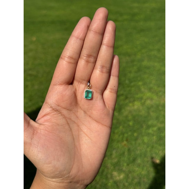 Art Deco Art Deco Charm 1.55ct Emerald Diamond Halo Pendant in 14k Yellow Gold For Sale - Image 3 of 14