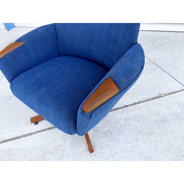Blue 1960s Mid Century Walnut Lounge Chair and Ottoman by Adrian Pearsall for Craft Associate For Sale - Image 8 of 15