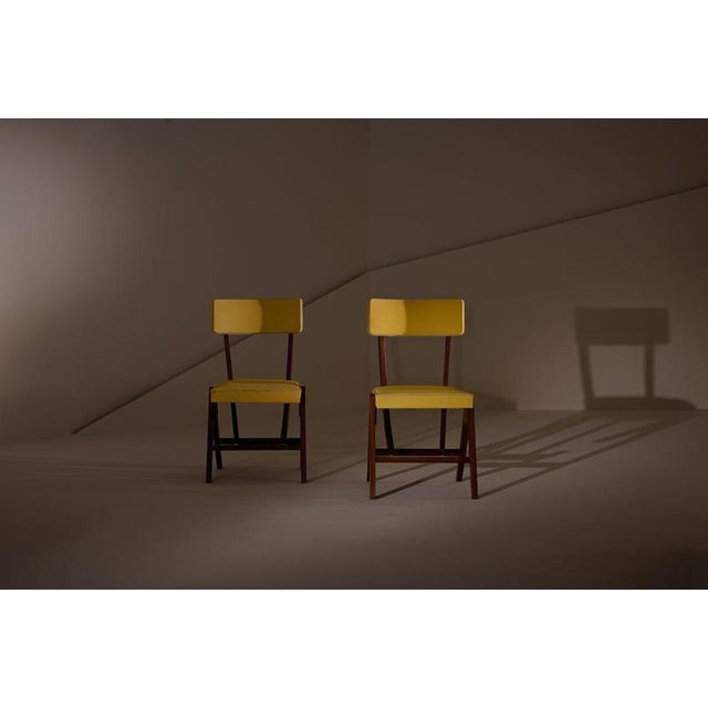 These French chairs from the 1950s combine geometric lines with unmistakable vintage charm. Made of sturdy wood, their...