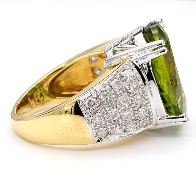 Metal 21.8 Carat Oval Green Peridot & Diamond 18k Gold Cocktail Ring, Size 7 For Sale - Image 7 of 12