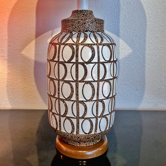 1960s Hand-Thrown Alvino Bagni White on Tan Table Lamp For Sale - Image 5 of 9