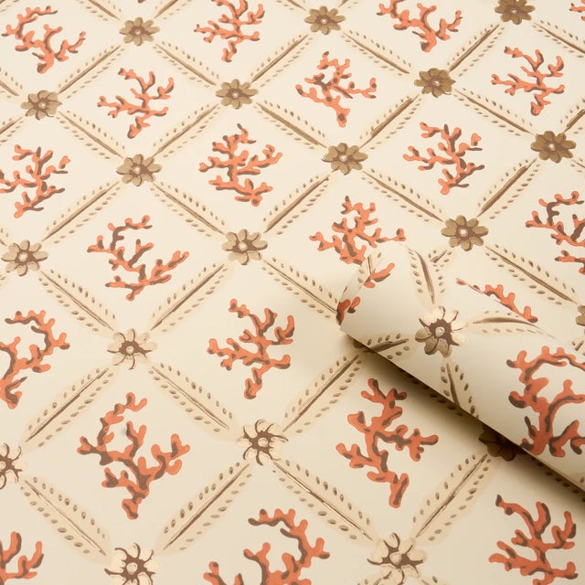 Schumacher SAMPLE - Schumacher x Timothy Corrigan Corail Leaf Trellis Wallpaper In Silver For Sale - Image 4 of 6
