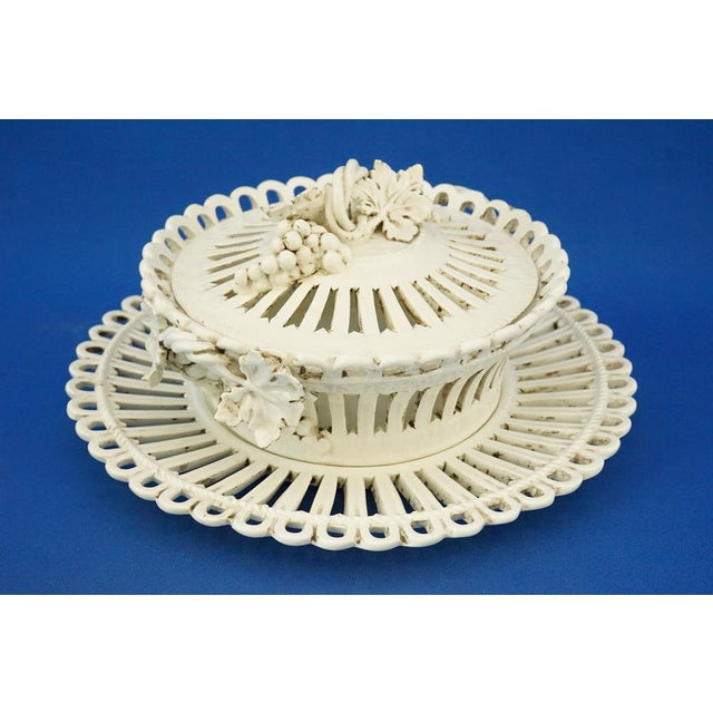 MEASUREMENTS: Vase: Height: 11 cm; Width: 21 cm; Depth: 18.5 cm; Plate: Height: 2.2 cm; Diameter: 26 cm; Total weight:...