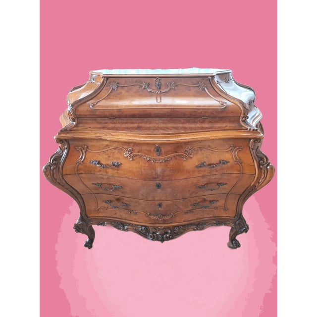 Stupendi Carved Venetian Dressers and Bedside Tables, 1930s, Set of 3 For Sale - Image 9 of 10