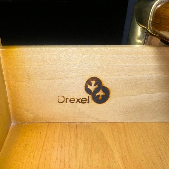 Brown 1980s Vintage Drexel Heritage Campaign Nightstand / Side Table in Walnut and Brass – Accolade Collection⚡️ For Sale - Image 8 of 11