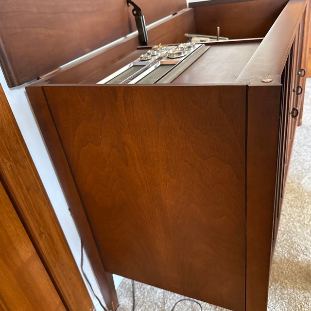 Mid Century Console With Built in Turntable and Radio (Zenith) For Sale - Image 9 of 9