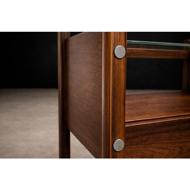 Sergio Rodrigues Pair of Sergio Rodrigues “Yara” Jacarandá Side Tables with Glass Shelf, Brazil, 1960s - Lot 895 For Sale - Image 4 of 12