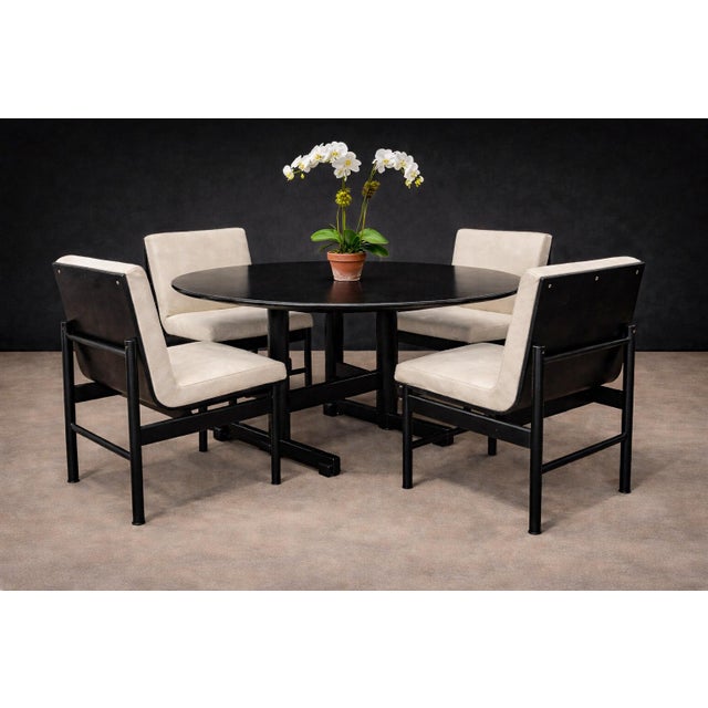 Produced by Novo Rumo in the 1960s, this extendable dining table reflects the studio’s commitment to restrained modern...