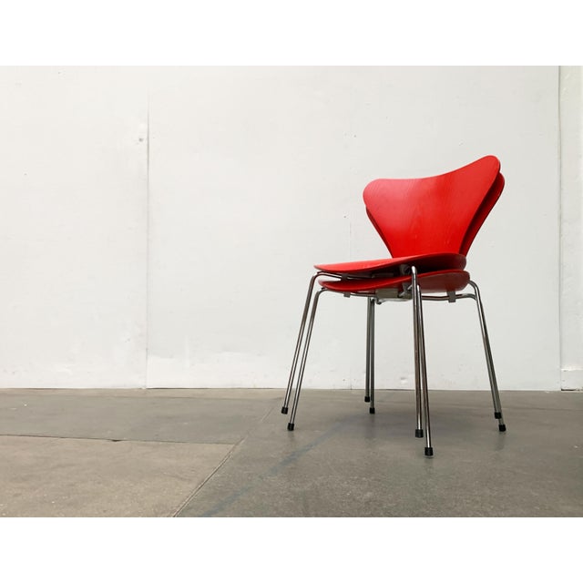 2 Fritz Hansen 3107 stacking chairs in a special color. The design classic according to a design by Arne Jacobsen from the...