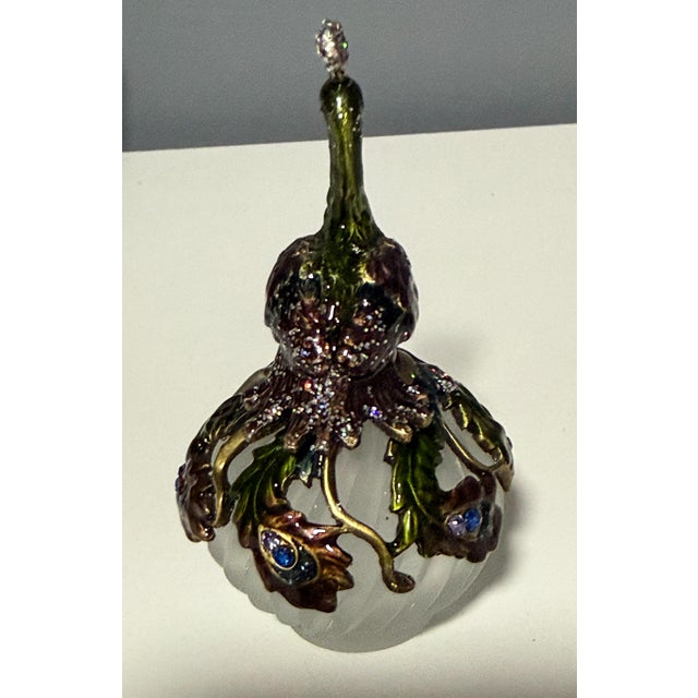 Hollywood Regency 2006 Fitz and Floyd Guild Jeweled Peacock Perfume Bottle Frosted Glass For Sale - Image 3 of 12