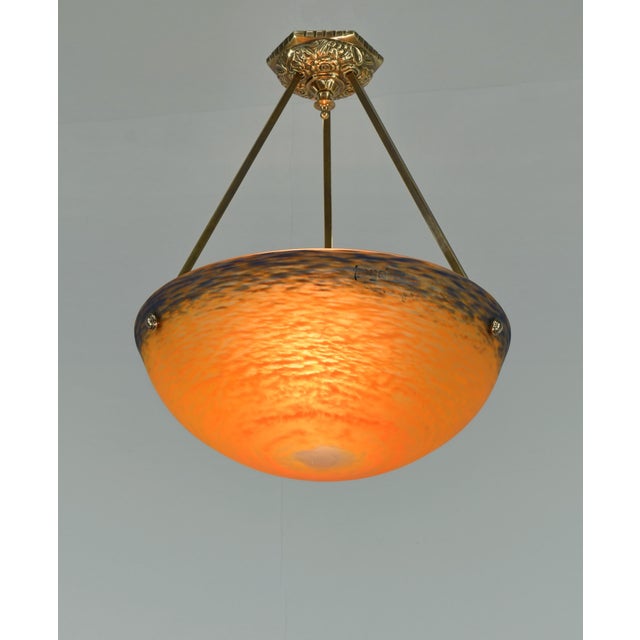 André Delatte A beautiful 1925-1930 French art deco hanging fixture in solid brass holding a nice Delatte bowl in mottled...