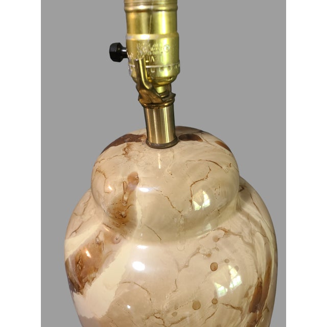 Tan Vintage Mid-Century Modern Marbleized Ceramic Pottery Earth Tone Table Lamp For Sale - Image 8 of 12