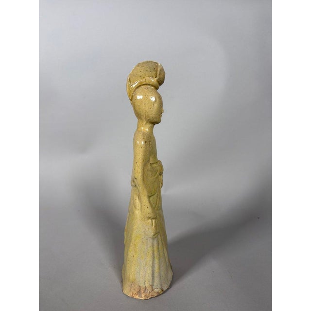 Sculpture of a court lady, Sui dynasty (581-618), China, glazed terracotta For Sale - Image 4 of 6
