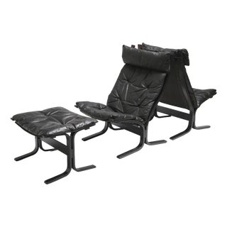 Highback Siesta Chairs and Ottoman in Black Leather and Plywood by Ingmar Relling for Westnofa, 1960s, Set of 3 For Sale