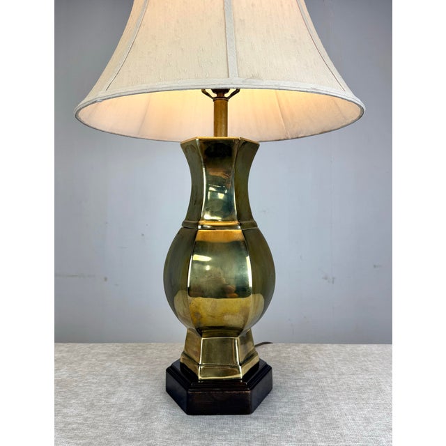 1950s Mid 20th Century Frederick Cooper Hexagonal Brass & Wood Chinoiserie / Asian Table Lamp For Sale - Image 5 of 12